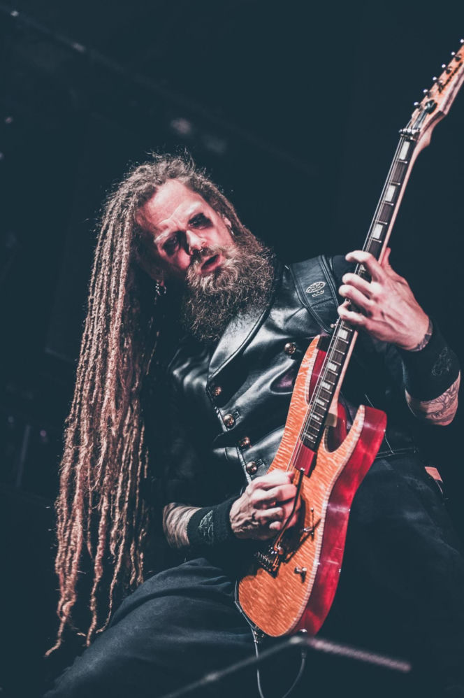 Skrupulatnie wyreżyserowany groteskowy spektakl okraszony nutą surrealizmu – Avatar zawładną Warszawą [RELACJA]