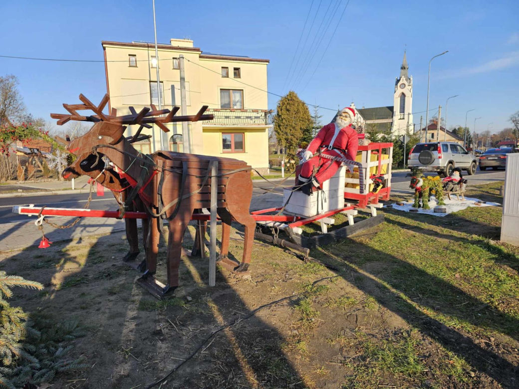 Mieszkańcy sami wykonują świąteczne ozdoby.