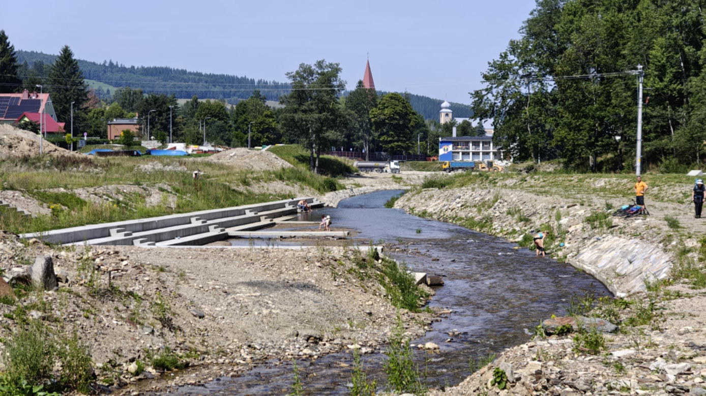 Stronie Śląskie niemal rok po powodzi. Jak wygląda dziś miejsce, gdzie pękła tama? 
