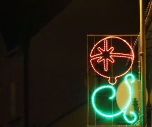 Iluminacja świąteczna Sępólna Krajeńskiego została powieszona do góry nogami.