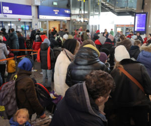 Dworzec Centralny pęka w szwach od ukraińskich uchodźców