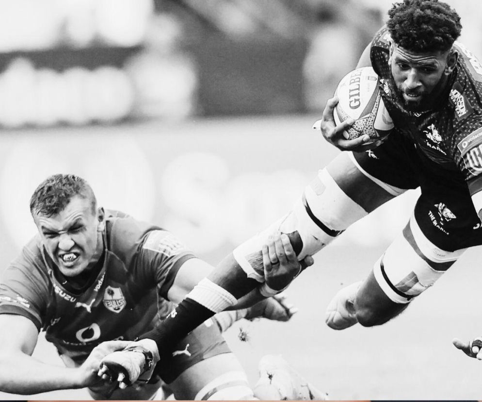 Rugbysta Hyron Andrews z piłką w rękach podczas meczu. O jego tragicznej śmierci przeczytasz na portalu Eska.