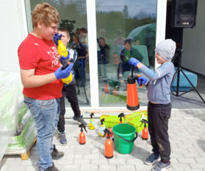 W czynie społecznym odpicowali ogród przy nowej szkole w Iławie!