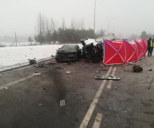 Święta Woda. Tragiczny wypadek na DK 19. Zderzenie busa, TIR-a i audi. Kierowca busa nie żyje