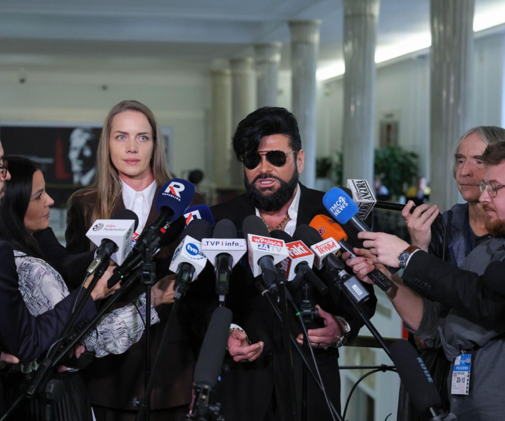 Krzysztof Rutkowski w ciemnych okularach rozmawia z dziennikarzami w Sejmie. O aferze przeczytasz na SE Polityka.