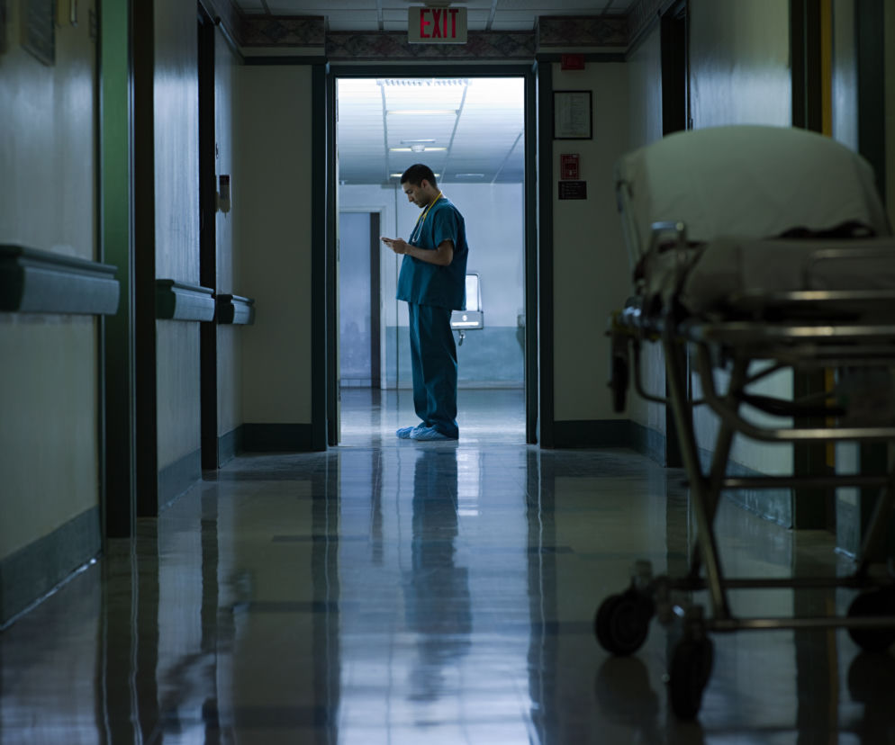 Największy szpital w Warszawie bez prądu. Uśpiony do przeszczepu pacjent trafił do innej placówki 