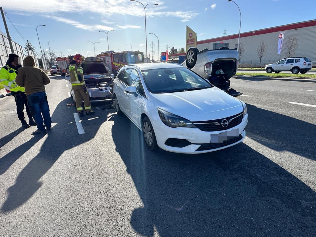 Dachowanie na Bemowie po zderzeniu trzech aut