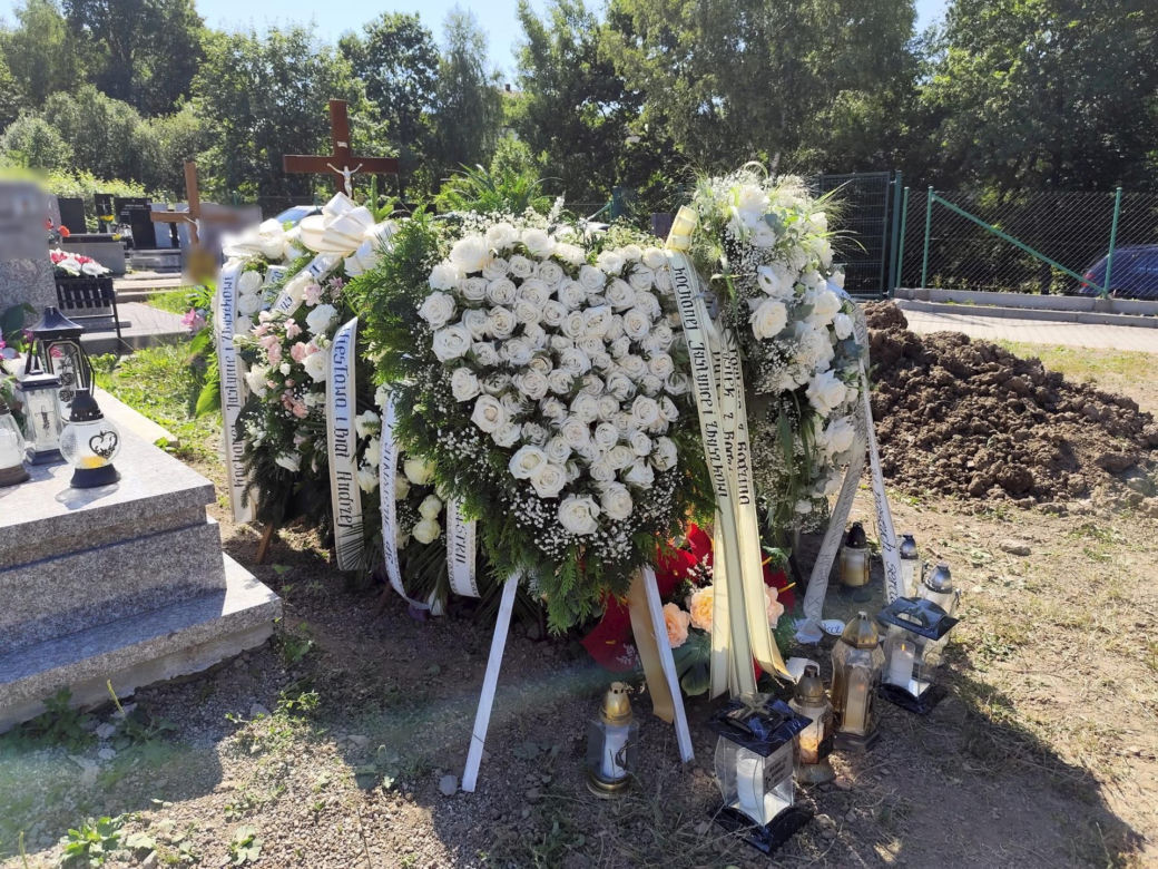 Pogrzeb Justyny i Zbigniewa. Ich groby utonęły w białych kwiatach