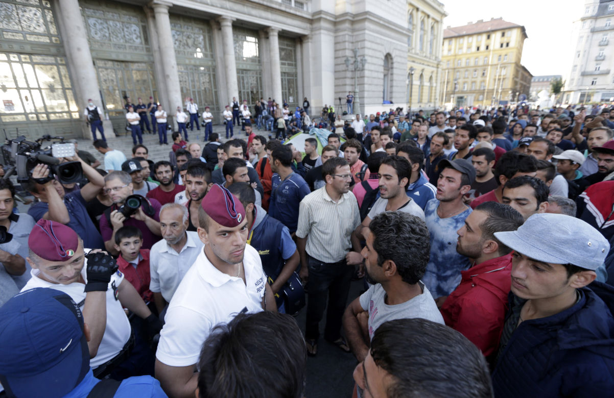 Imigranci zalewają całą Europę. Fala uchodźców zmierza do Polski