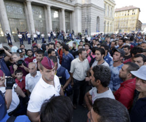 Imigranci zalewają całą Europę. Fala uchodźców zmierza do Polski