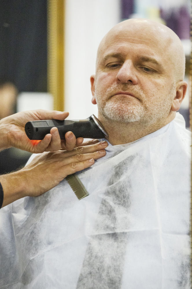 Paweł Kowal u fryzjera