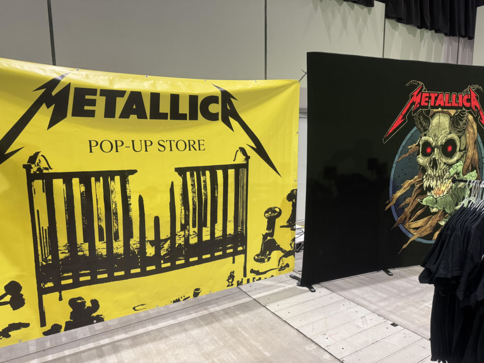 Gadżety w oficjalnym sklepie Metalliki w Katowicach