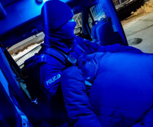 Białystok. Sąsiedzi zwołali się na klatce schodowej i ZŁAPALI 27-latka na gorącym uczynku