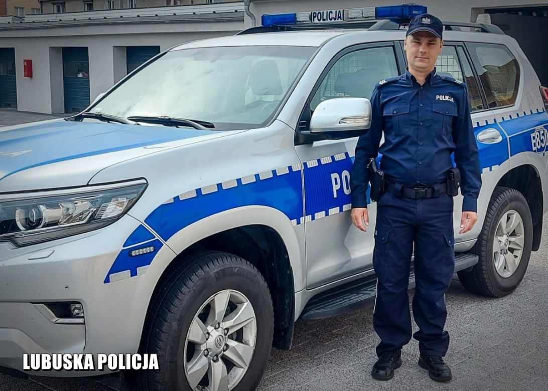 Policjant uratował życie przechodnia