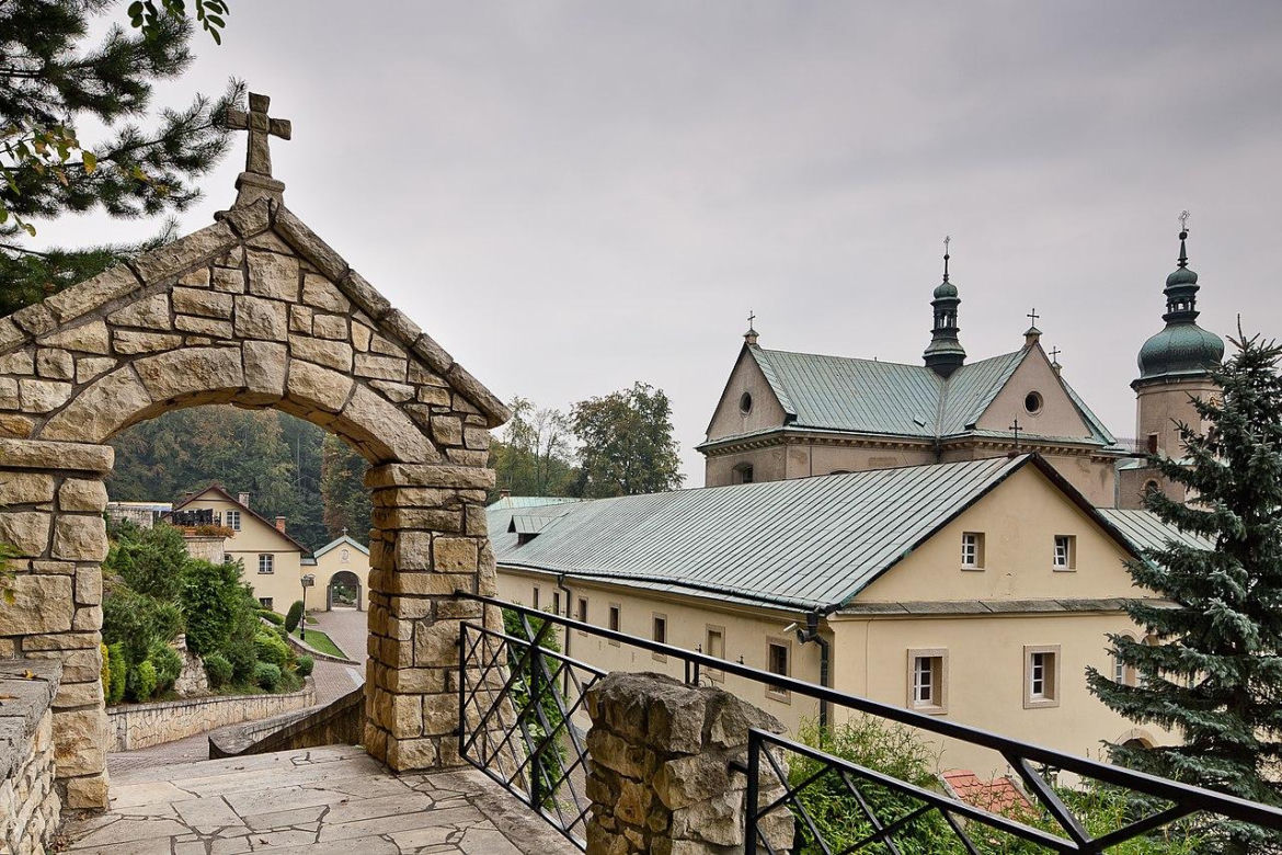 Ten klasztor pod Krakowem przez lata był zamkniętą pustelnią, teraz to podwójne sanktuarium. Mieszka w nim 700 nietoperzy