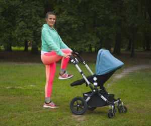 5. Ćwiczenia z wózkiem dla mam po porodzie: pociąganie kolan