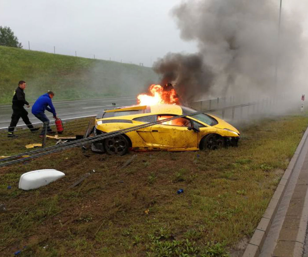 Luksusowe Lamborghini paliło się na A1 koło Tournia! W środku był 42-latek