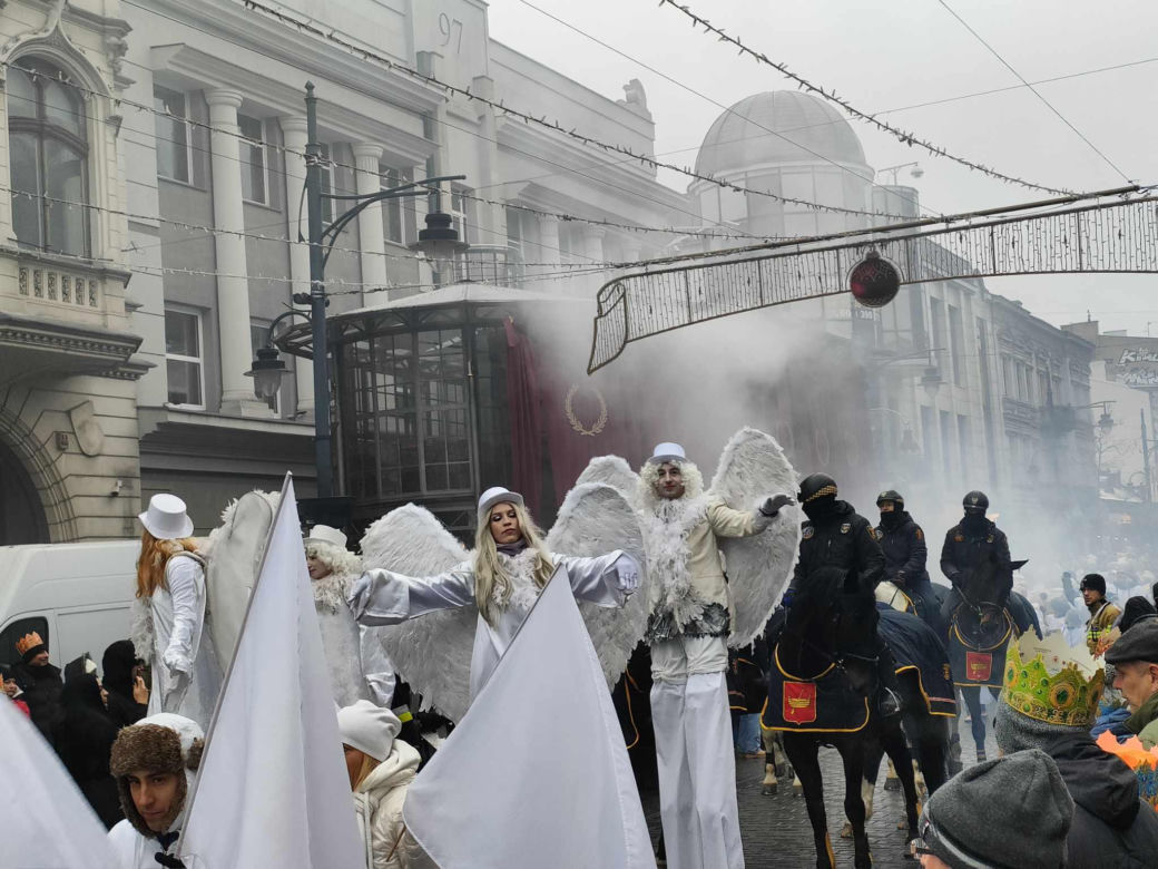 Kolorowy Orszak Trzech Króli w Łodzi. W centrum miasta pojawiło się mnóstwo osób [ZDJĘCIA]