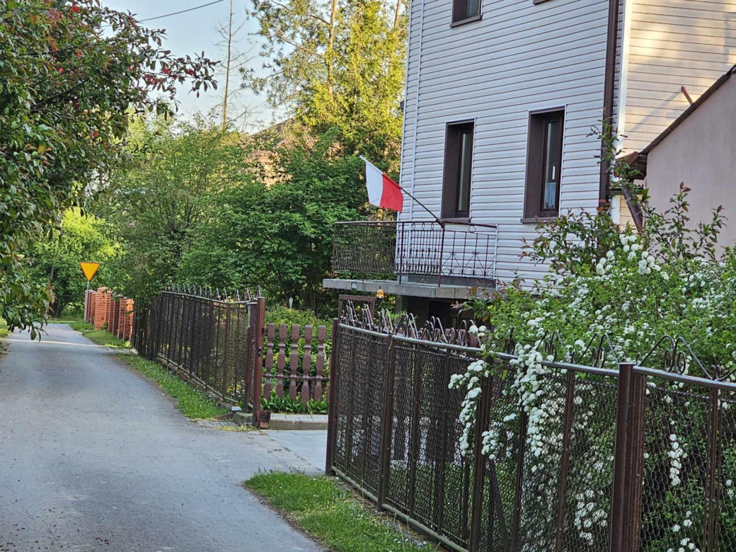 Mieszkąńcy Podkarpacia zaczynaja majówke od wywieszenia flagi