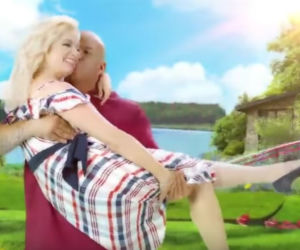 M jak miłość nowa czołówka 2018. Andrzejek (Tomasz Oświeciński), Marzenka (Olga Szomańska)