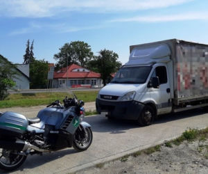 Jechał nietrzeźwy przeładowanym dostawczakiem