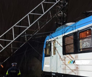 Potężna awaria kolejowa na Śląsku. Pociąg uderzył w słup sieci trakcyjnej. Utrudnienia potrwają jeszcze kilkanaście godzin