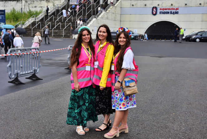 Tysiące ludzi szuka swojego szczęścia na stadionie. Kongres Świadków Jehowy przyciągnął tłumy