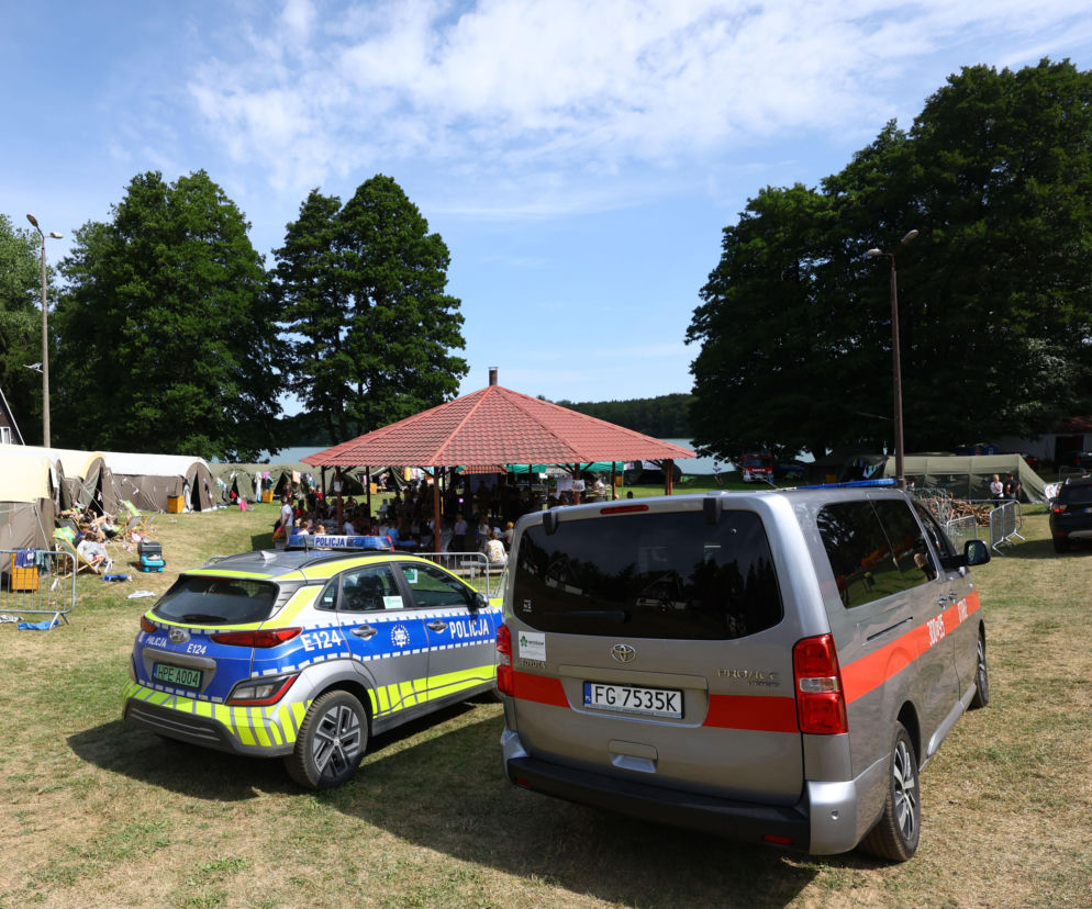 Radiowozy policji i straży pożarnej na obozowisku w Lipach. O kontrolach wypoczynku przeczytasz na Radioplus.