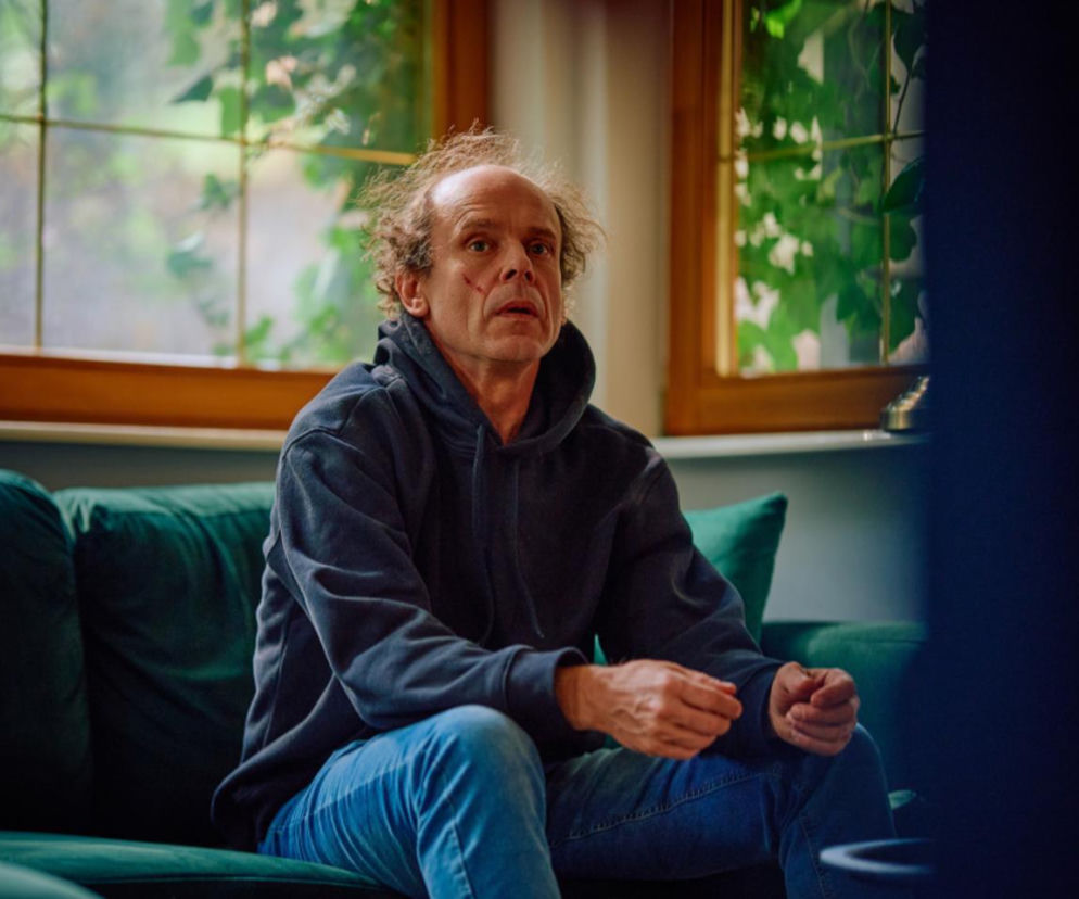 Andrzej Brzozowski z serialu Na Wspólnej siedzi zdruzgotany na kanapie. O jego problemach przeczytasz na Eska.