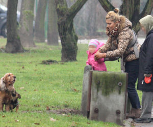 Uczy córeczkę chodzić
