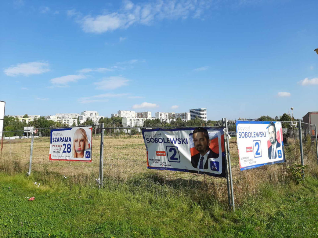 Rzeszowskie osiedla pozaklejane plakatami wyborczymi. Plakat na plakacie 