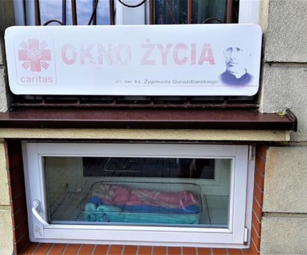 Tarnów: Maluch z Okna Życia ma nowy dom. Trafił do rodziny zastępczej