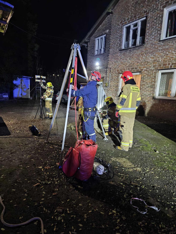 Kot wpadł do studni i nie mógł z niej wyjść. Na pomoc ruszyli strażacy