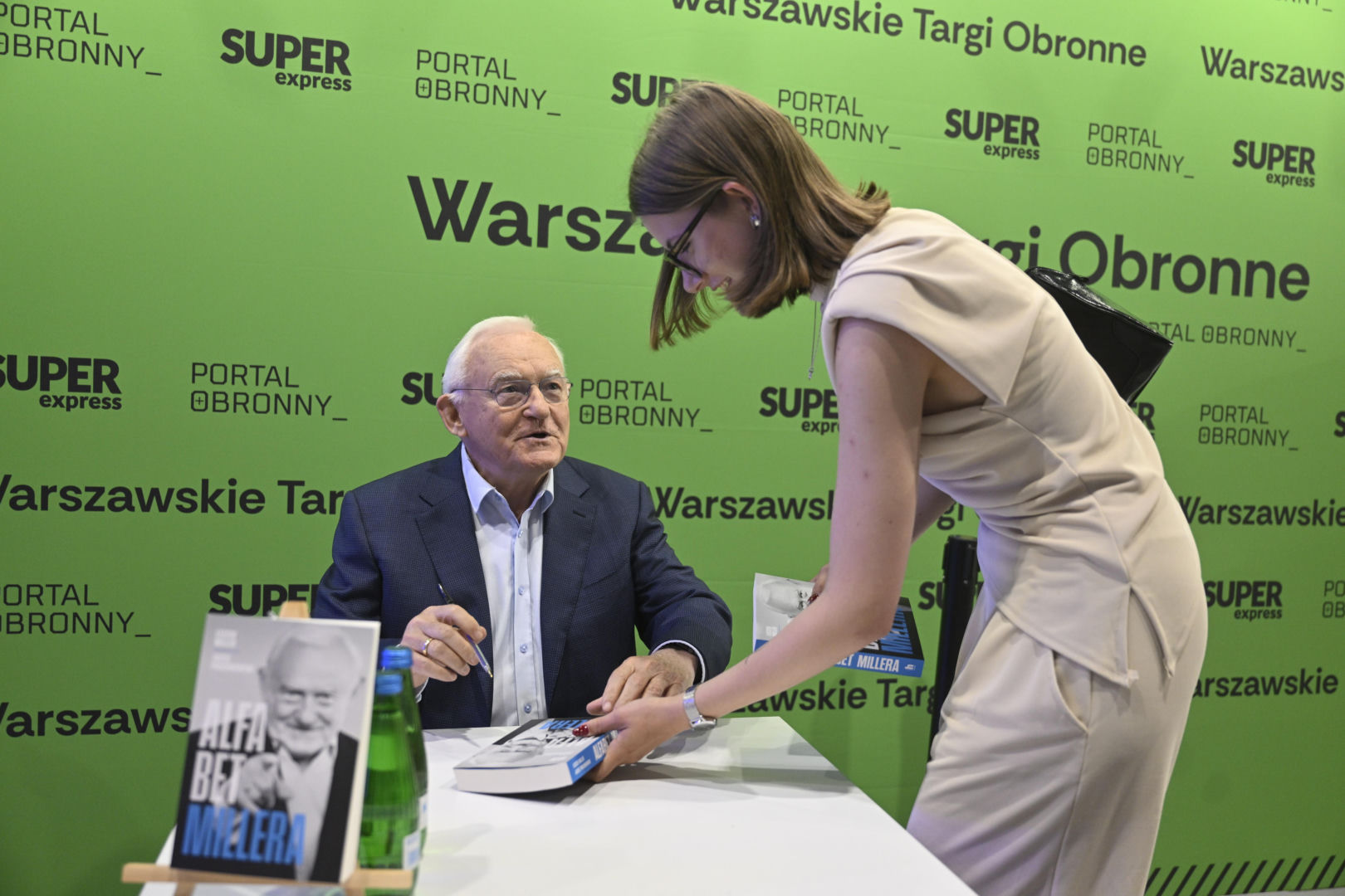 Były premier Leszek Miller na warszawskich Targach Obronnych