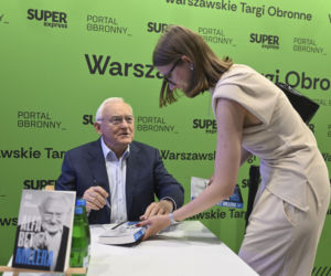 Były premier Leszek Miller na warszawskich Targach Obronnych