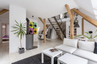 Zrujnowany strych pełen pajęczyn zamienili w 2-poziomowe mieszkanie. 5 metrów wysokości zrobiło całą robotę