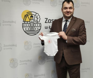 Nowość w łomżyńskiej wyprawce dla noworodków. Dzieci dostaną body z logo ŁKS-u