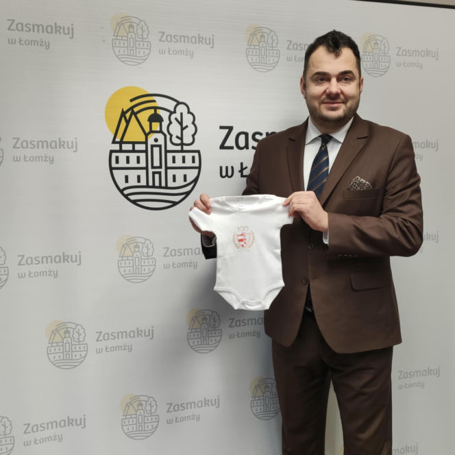Nowość w łomżyńskiej wyprawce dla noworodków. Dzieci dostaną body z logo ŁKS-u