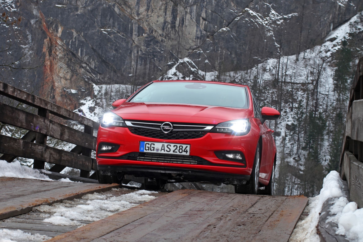 Matrycowe reflektory IntelliLux LED w samochodach marki Opel