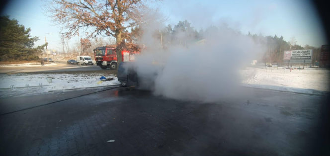 Bohaterska reakcja w czasie pożaru auta pod sklepem! Klient nie wahał się ani chwili