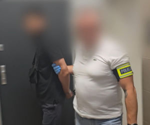 Zasnęła na tylnym siedzeniu taksówki. Obudziła się w zaroślach z kierowcą!