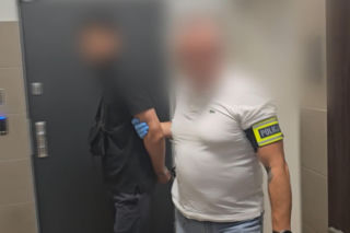 Zasnęła na tylnym siedzeniu taksówki. Obudziła się w zaroślach z kierowcą!