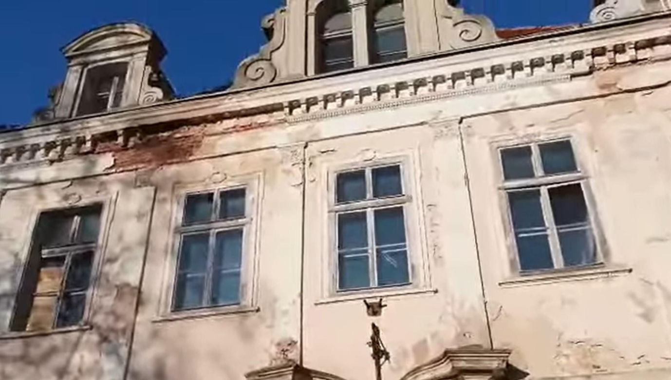 Pałac Krzysztofa Rutkowskiego obok Głogowa popada w ruinę