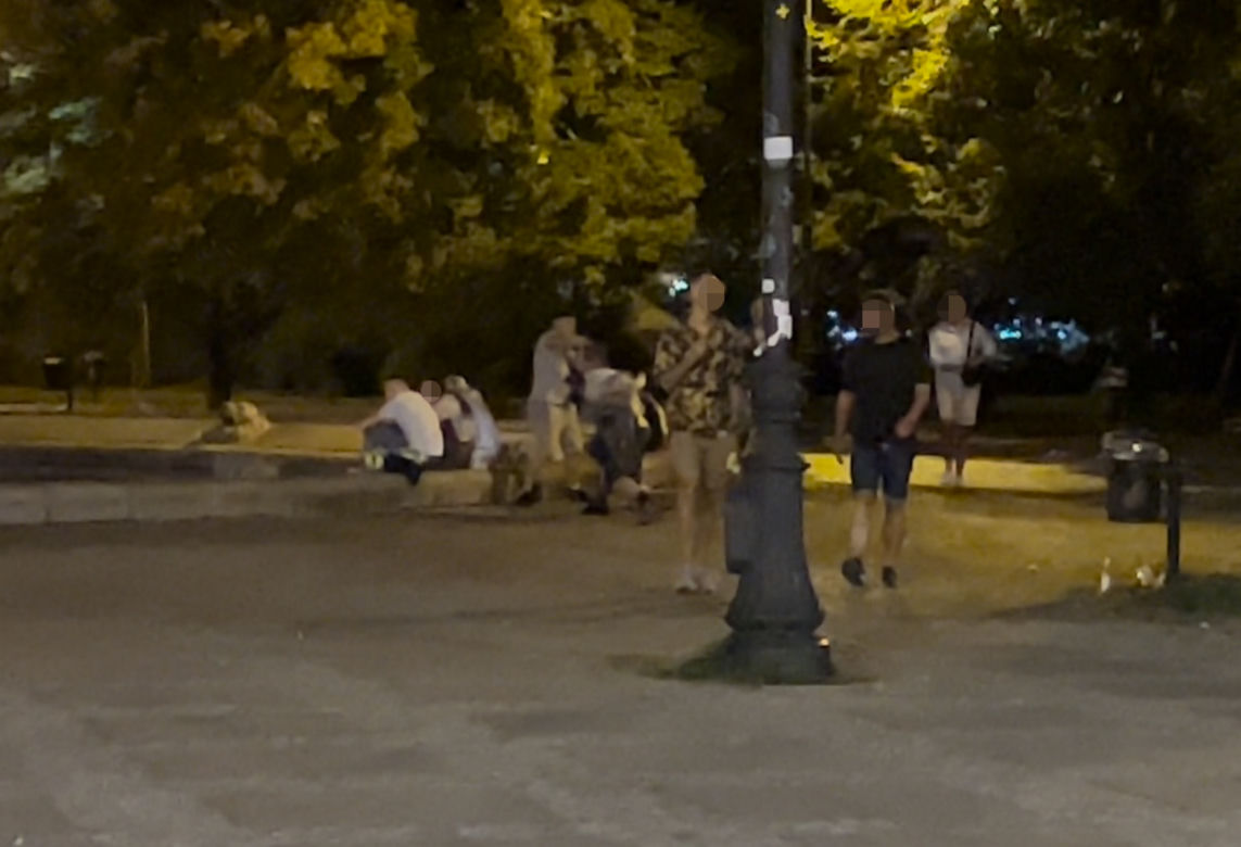 Biegał nago, groził śmiercią i zaatakował przechodniów. Dantejskie sceny pod Pałacem Kultury 