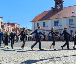 Polonez maturzystów z I LO na rynku w Ostrzeszowie