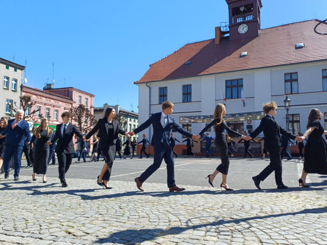 Polonez maturzystów z I LO na rynku w Ostrzeszowie