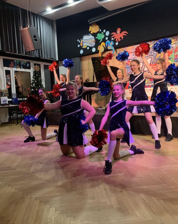 Grupa cheerleaders Kolejorz Girls