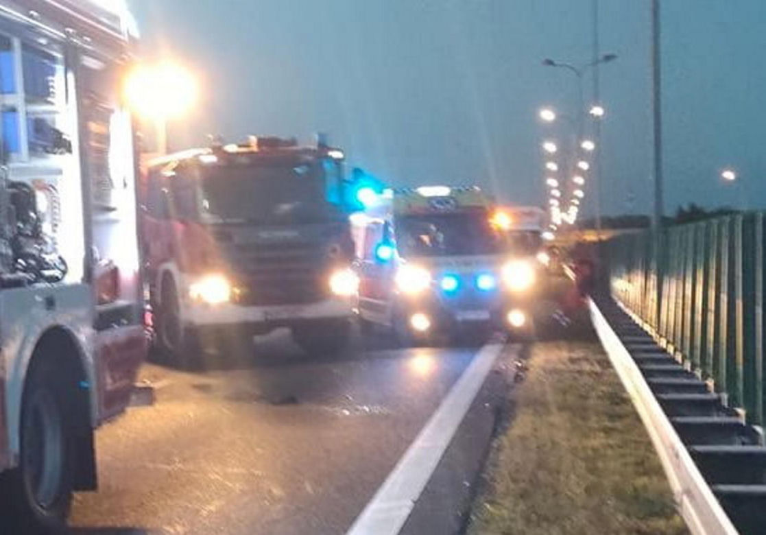 Broniszew. Śmiertelny wypadek na trasie S7. Bus uderzył w ciężarówkę przewożącą betonowe szamba