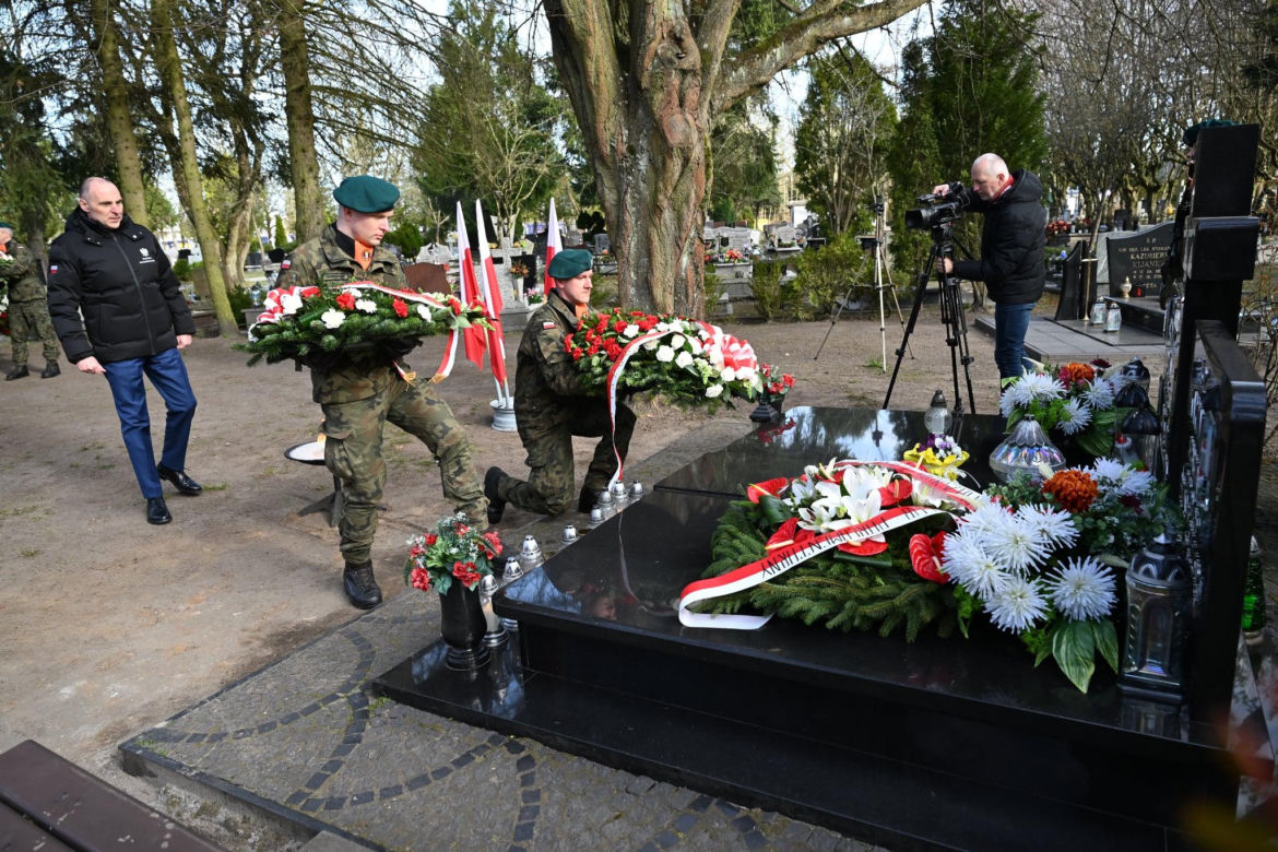 Kołobrzeg: Uroczystości ku czci Sebastiana Karpiniuka w 15. rocznicę katastrofy smoleńskiej
