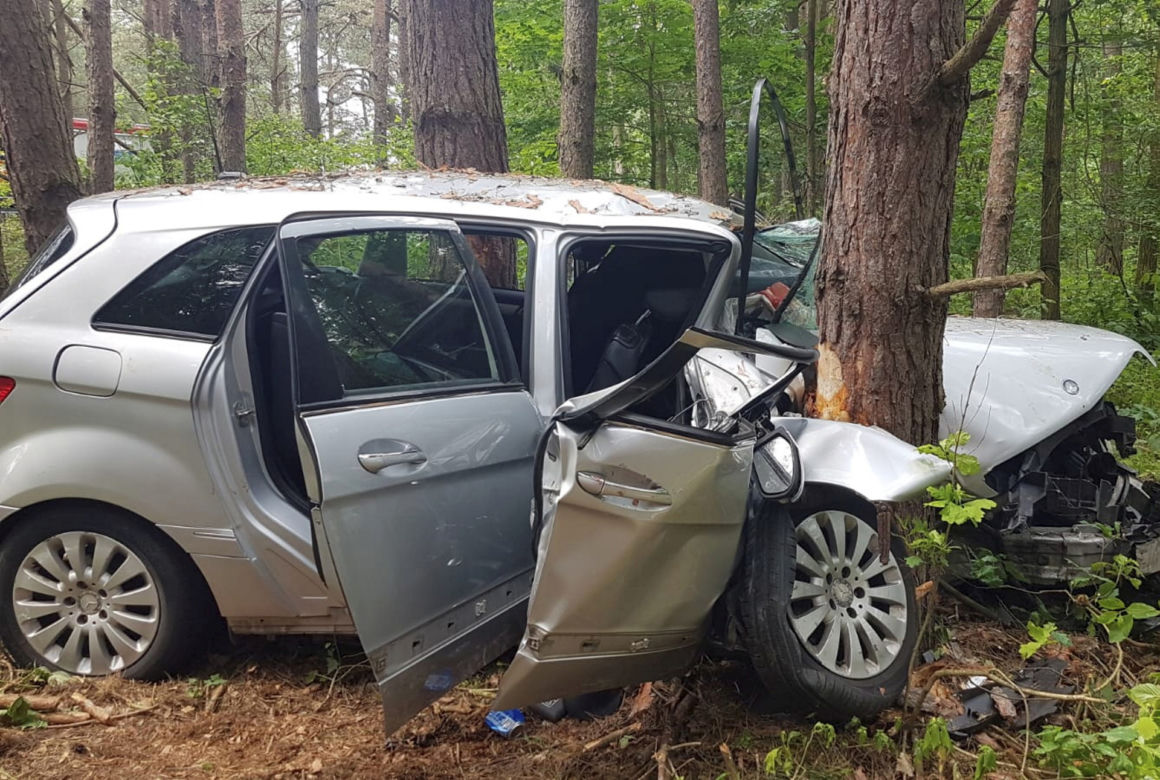 Koszmarny wypadek w Ciepielowie. Auto gruchnęło w drzewo. Cztery osoby ranne